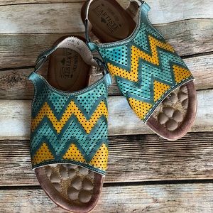 L'Artiste by Spring Step Women's Lailah Flat Sandal Size 39/US Size 8/8.5